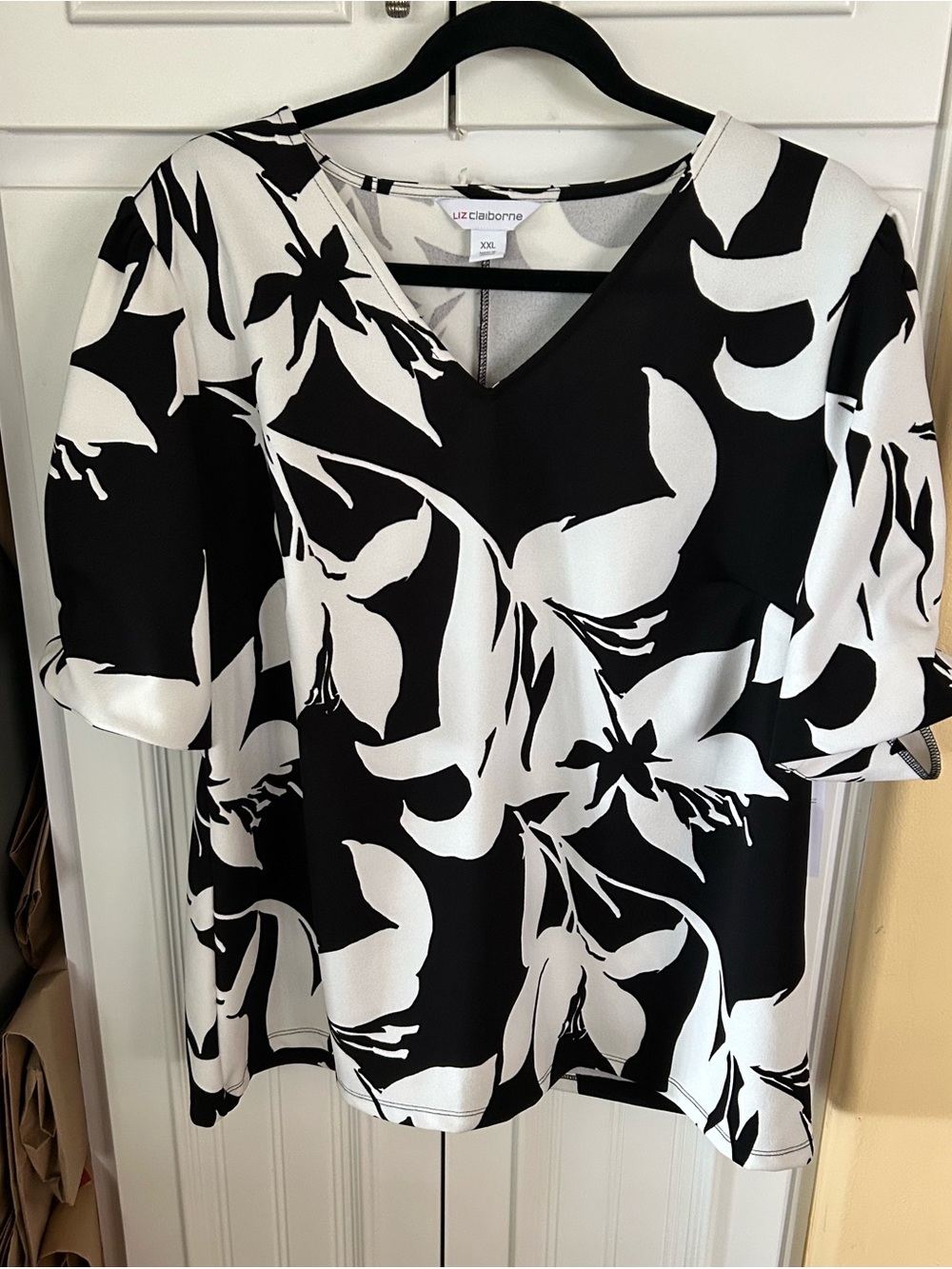 Liz Claiborne Black and White Floral V-Neck Blouse. 513
